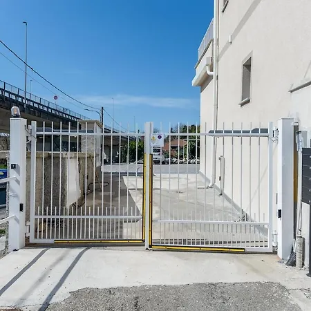 Keyroom Patio & Parking Near