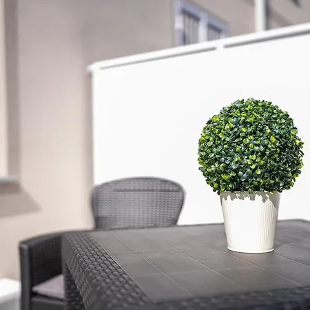 Keyroom Patio & Parking Near *