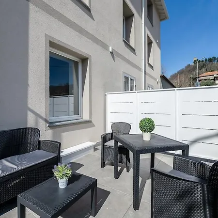 Keyroom Patio & Parking Near Côme