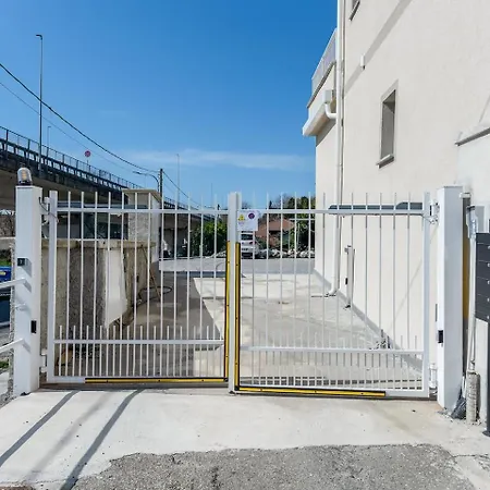 Keyroom Patio & Parking Near * Como