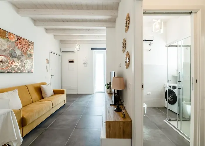 Keyroom - Patio & Parking Near * Como