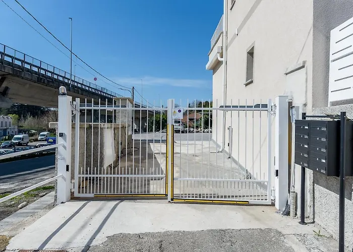 Keyroom - Patio & Parking Near