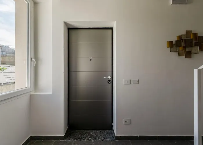 Keyroom - Patio & Parking Near Appartement