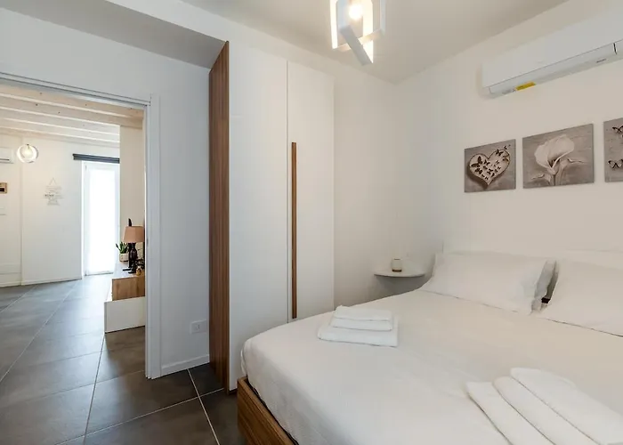 Keyroom - Patio & Parking Near Appartement Como